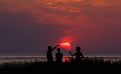 Disfrutando de la puesta de sol en el mar del Norte, en Cuxhaven, Alemania, el pasado 25 de julio. 