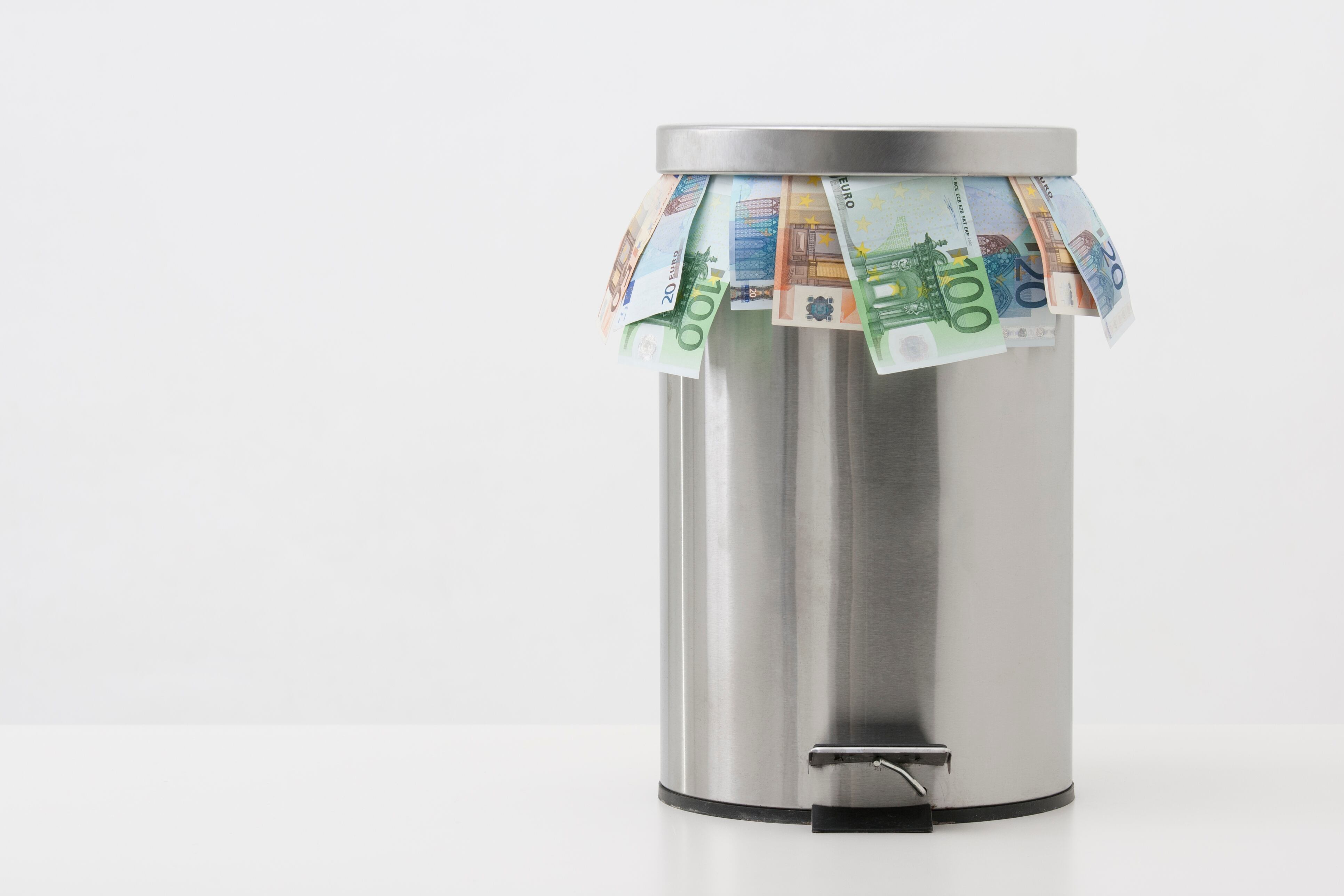 Tirar el dinero a la papelera
