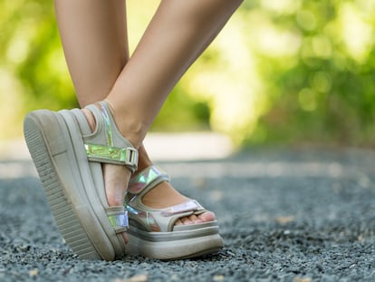 Plano detalle de unas sandalias de verano con plataforma.