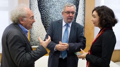 Eduard Punset y su hija, Elsa Punset, flanquean a Enric Bada, director de ciencia y medio ambiente de la Obra Social La Caixa.