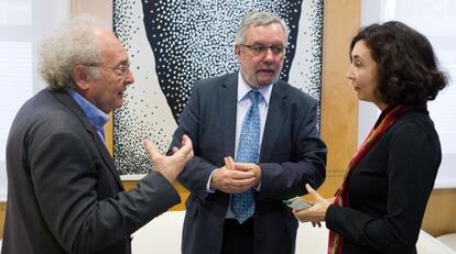 Eduard Punset y su hija, Elsa Punset, flanquean a Enric Bada, director de ciencia y medio ambiente de la Obra Social La Caixa. 