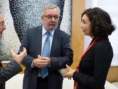 Eduard Punset y su hija, Elsa Punset, flanquean a Enric Bada, director de ciencia y medio ambiente de la Obra Social La Caixa. 