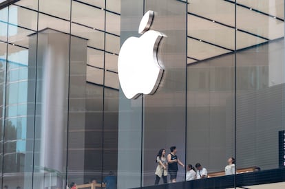 Clientes en una tienda de Apple en Pekín (China), el 14 de abril.