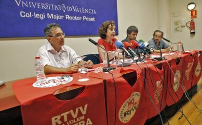 Los miembros del comit&eacute; de empresa de RTVV durante la rueda de prensa de ayer en Valencia