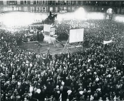 El Ayuntamiento de Madrid, gobernado por Enrique Tierno Galván, organizó una gran fiesta en la plaza Mayor, con actuaciones musicales (Orquesta Platería, Nueva Banda y la Charanga de la Doctora) y proyección de películas (de los hermanos Marx y cortos de la ‘Pantera Rosa’) que duró hasta las cuatro de la madrugada. La idea era evitar las caravanas de coches por las calles de la capital. Dos pantallas gigantes, conectadas con el centro de datos y RTVE informaban del progreso en el recuento electoral. 