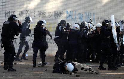 Policial ferido durante o protesto em Brasília contra o Governo Temer e as reformas da Previdência e trabalhista.