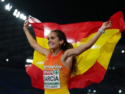 Marta García celebra el bronce en la prueba de los 5.000 metros.