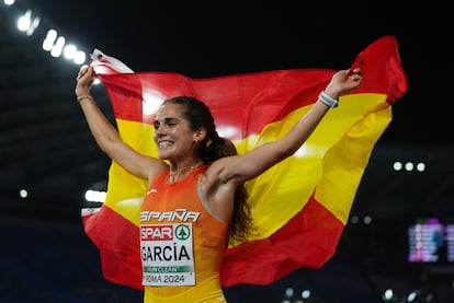 Marta García celebra el bronce en la prueba de los 5.000 metros.