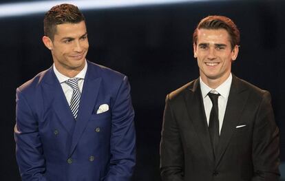 Cristiano Ronaldo junto a Griezmann durante la gala de la FIFA