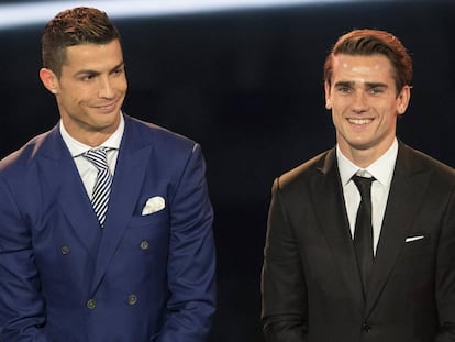 Cristiano Ronaldo junto a Griezmann durante la gala de la FIFA