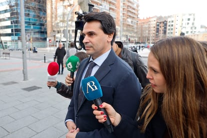 MADRID, 24/02/2025.- Il fidanzato della presidente della Spagna, Isabel Díaz Ayuso, Alberto González Amador, testimonierà questo lunedì davanti al giudice che lo sta indagando per due presunti reati fiscali e falsificazione di documenti, dopo quattro rinvii e quasi un anno dallo scoppio del caso. EFE/ Sergio Perez