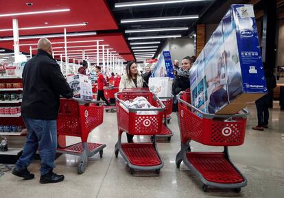 Varios clientes realizan sus compras durante el Black Friday en un supermercado Target de Chicago (EE UU).