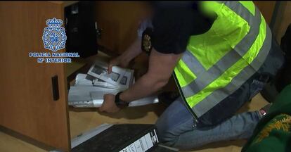 Momento del registro durante la operación contra el chiringuito financiero