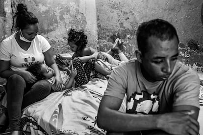 Javier Navea junto a su esposa, Arameli Rodríguez, y sus dos hijas, Javieris (seis años) y Navea (tres años), en la pequeña habitación que ocupan en el albergue Sin Fronteras. Javier trabajaba en una llantería pero lo despidieron cuando se inició el aislamiento obligatorio. Él relata con tristeza la xenofobia que ha sentido desde que llegó al país y, por ese motivo, ha pensado regresar a Venezuela cuando termine la pandemia y abran de nuevo las fronteras.