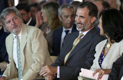 En el centro, el rey Felipe VI junto a la presidenta del Banco Santander, Ana Patricia Bot&iacute;n (derecha), y el ministro de Educaci&oacute;n, Cultura y Deporte, I&ntilde;igo M&eacute;ndez de Vigo, durante la clausura del acto de presentaci&oacute;n del informe de la Fundaci&oacute;n Conocimiento y Desarrollo