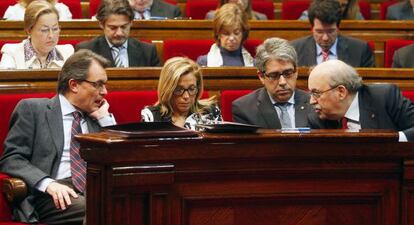 Mas y varios de sus consejeros, durante la sesión de control.