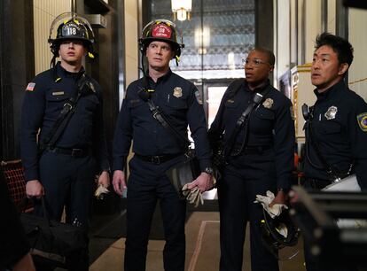 9-1-1: L-R: Oliver Stark, Peter Krause, Aisha Hinds and Kenneth Choi in the all-new “Trapped” episode of 9-1-1 airing Wednesday, March 14 (9:00-10:00 PM ET/PT) on FOX.CR: Michael Becker / FOX. © 2018 / FOX Broadcasting.