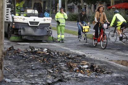 El carril bici del passeig de Sant Joan, un dels més utilitzats de la ciutat, ha estat un dels més afectats. A primera hora era ple d'ampolles trencades, pedres i restes de contenidors cremats.