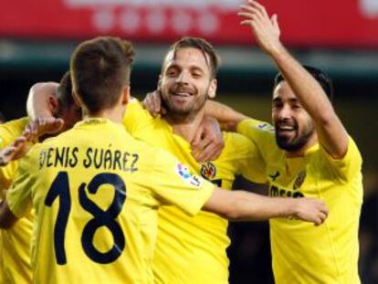 Soldado celebra con sus compa&ntilde;eros el gol del triunfo ante el M&aacute;laga. 