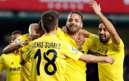 Soldado celebra con sus compa&ntilde;eros el gol del triunfo ante el M&aacute;laga. 