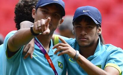 Neymar, a la derecha, junto al central Thiago Silva.