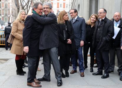 Artur Mas i Frances Homs s'abracen, a la seva arribada a la seu del Tribunal Suprem de Madrid.