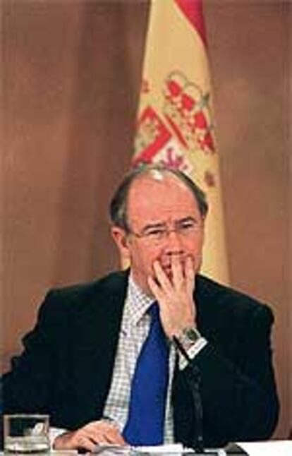 Rodrigo Rato explica a la prensa la nueva ley financiera.