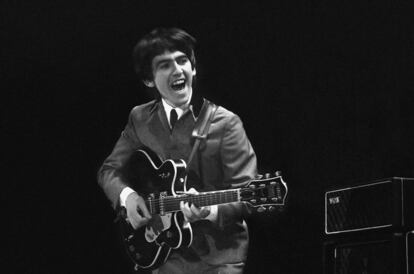 Mitchell acudió al concierto tan solo con su cámara, sin un flash con el que iluminar. Tan solo contaba con la luz del concierto para poder captar las fotos. En la imagen, George Harrison en un momento del concierto.