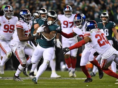 Philadelphia Eagles running back Kenneth Gainwell (14) runs against the New York Giants in the fourth quarter during an NFC divisional round game at Lincoln Financial Field.