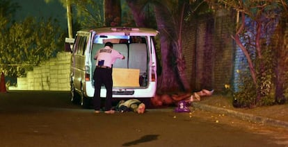 Un policía revisa una camioneta en la que fueron hallados 11 cadáveres, el pasado marzo en Veracruz.