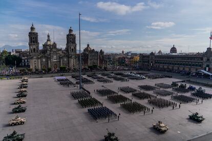 Este viernes, unos 18.000 elementos del Ejército, Fuerza Aérea, Marina y Guardia Nacional, han marchado por las principales calles y avenidas del centro de Ciudad de México para conmemorar el 212 aniversario del inicio de la Independencia mexicana. En la imagen, militares sobre el Zócalo, en Ciudad de México, el 16 de septiembre de 2022.