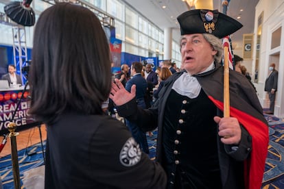 Un asistente de la CPAC, vestido como el padre de la patria estadounidense, George Washington, durante el tercer día de actividades de la conferencia.