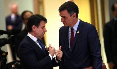 O primeiro-ministro italiano, Giuseppe Conte, conversa com o presidente do Governo espanhol em exercício, Pedro Sánchez, em maio em Bruxelas.