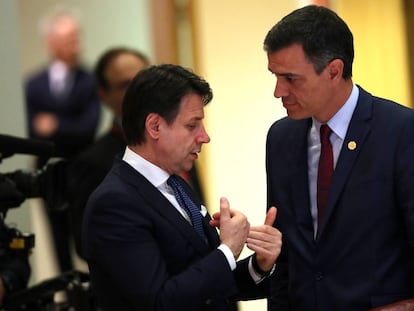 O primeiro-ministro italiano, Giuseppe Conte, conversa com o presidente do Governo espanhol em exercício, Pedro Sánchez, em maio em Bruxelas.
