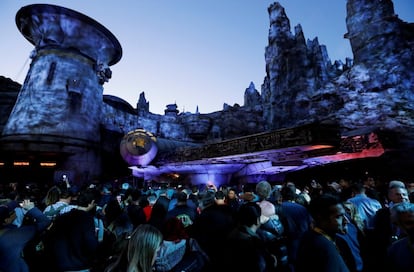 George Lucas, creador de la saga, y los actores Harrison Ford y Mark Hamill (Han Solo y Luke Skywalker, respectivamente) no se perdieron la fiesta que daba el pistoletazo de salida al nuevo parque del mundo Disney, que por ahora estará en sus sedes de <a href="https://disneyland.disney.go.com/es-us/destinations/disneyland/star-wars-galaxys-edge/" target="_blank">Anaheim (California)</a> —que abre sus puertas este viernes, 31 de mayo— y <a href="https://disneyworld.disney.go.com/es-us/destinations/hollywood-studios/star-wars-galaxys-edge/" target="_blank">Orlando (Florida)</a> a partir del 29 de agosto.