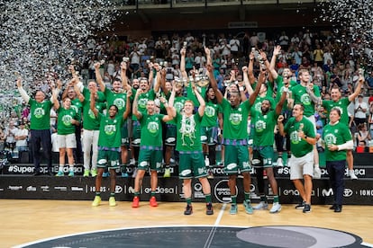 Unicaja Málaga celebra la Supercopa Endesa, el torneo que abre el año baloncestístico 2024-25, conquistada el pasado domingo en Murcia. /ACB PHOTO_Raisa Pozo