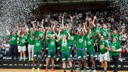 Unicaja Málaga celebra la Supercopa Endesa, el torneo que abre el año baloncestístico 2024-25, conquistada el pasado domingo en Murcia. /ACB PHOTO_Raisa Pozo