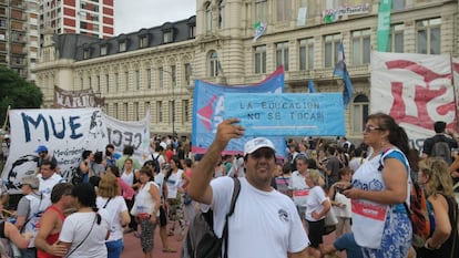 Los manifestantes soportaron una intensa lluvia en las puertas del ministerio.