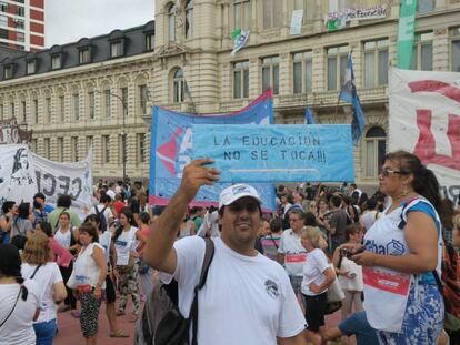 Los manifestantes soportaron una intensa lluvia en las puertas del ministerio.