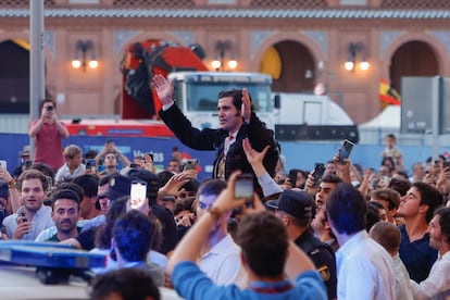 The right -handed Morante de la Puebla comes out on shoulders after the run of beneficence, a gold brooch to the San Isidro season, which was held this Sunday at the Monumental de Las Ventas, in Madrid.