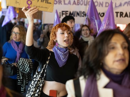 DVD1188 (25/11/2023). Sevilla. Manifestción en Sevilla por el 25N convocada por el Movimiento Feminista Sevilla. FOTO: PACO PUENTES (EL PAÍS).