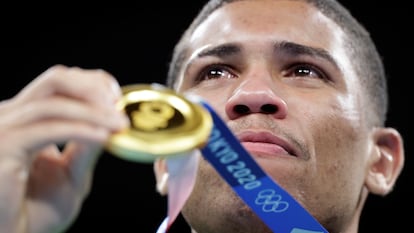 Tokyo 2020 Olympics - Boxing - Men's Middleweight - Medal Ceremony - Kokugikan Arena - Tokyo, Japan - August 7, 2021. Gold medallist Hebert Sousa of Brazil poses for photos. REUTERS/Ueslei Marcelino