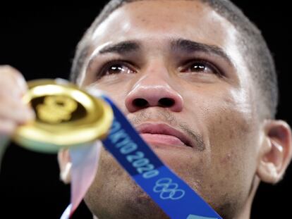 Hebert sobe ao pódio com a sua medalha de ouro.