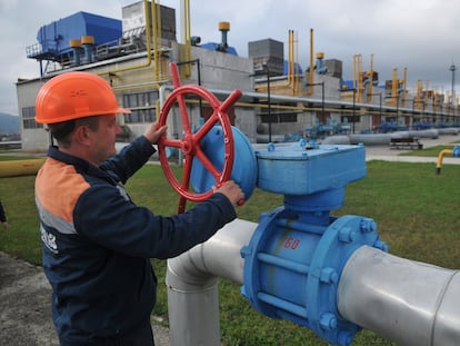Un trabajador de una estación de compresión de gas en Ucrania, en una imagen de archivo.
