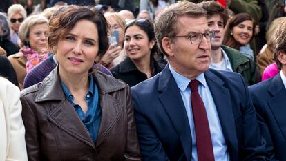 Alberto Núñez Feijóo, con Isabel Díaz Ayuso en un acto del PP en Madrid el pasado febrero.