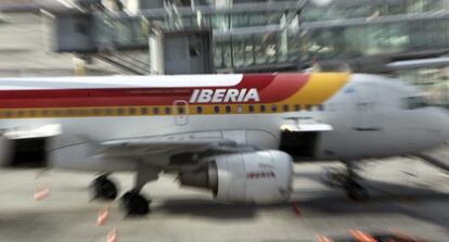Un avi&oacute;n de Iberia en una de las pistas del aeropuerto de Barajas.