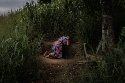 Una mujer evangélica ora en una de las montañas sagradas, en el barrio de Irajá, en Río de Janeiro, Brasil.