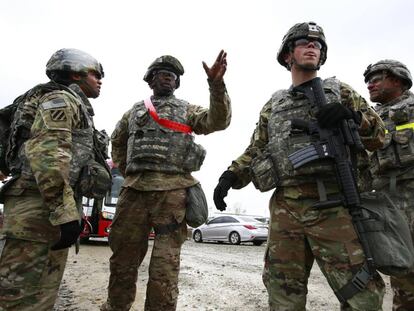 Marines estadounidenses junto con soldados surcoreanos llevan a cabo prácticas militares habituales, un ejercicio anual en un momento de máxima tensión. En la imagen, un momento de las prácticas.