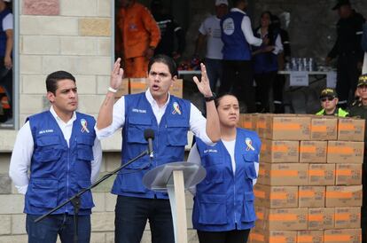 Lester Toledo, representante de la delegación venezolana dispuesta por el jefe del Parlamento, Juan Guaidó, habla durante una conferencia de prensa este viernes en el centro de almacenamiento de Tienditas. “La lucha por los derechos humanos no tiene frontera y por eso estamos recibiendo las primeras gotas de amor, porque vendrá un tsunami de ayuda para los venezolanos" expresó.