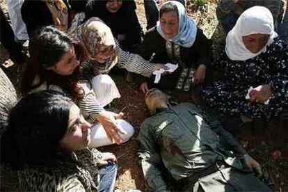 Familiares rodean el cadáver de un civil muerto durante la incursión israelí contra Baalbek.